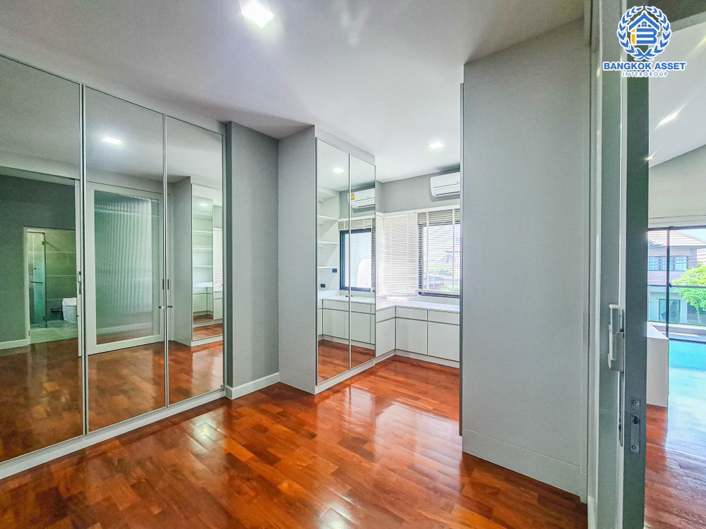 *****บ้านเดี่ยวมือสอง โครงการ บางกอกบูเลอวาร์ด ซิกเนเจอร์ ราชพฤกษ์ - รัตนาธิเบศร์ เนื้อที่ 106.50 ตร.ว. ฟังก์ชัน 4 ห้องนอน 4 ห้องน้ำ 4 ที่จอดรถ บ้านหลังใหญ่ ภายในตกแต่งเรียบหรู พร้อมเข้าอยู่ โครงการตั้งบนทำเลเดินทางสะดวก เชื่อมต่อถนนชัยพฤกษ์ ถนนรัตนาธิเบศร์ ใกล้รถไฟฟ้าสายสีม่วง "สถานีสถานีท่าอิฐ" และจุดขึ้นทางด่วน "ศรีรัช"