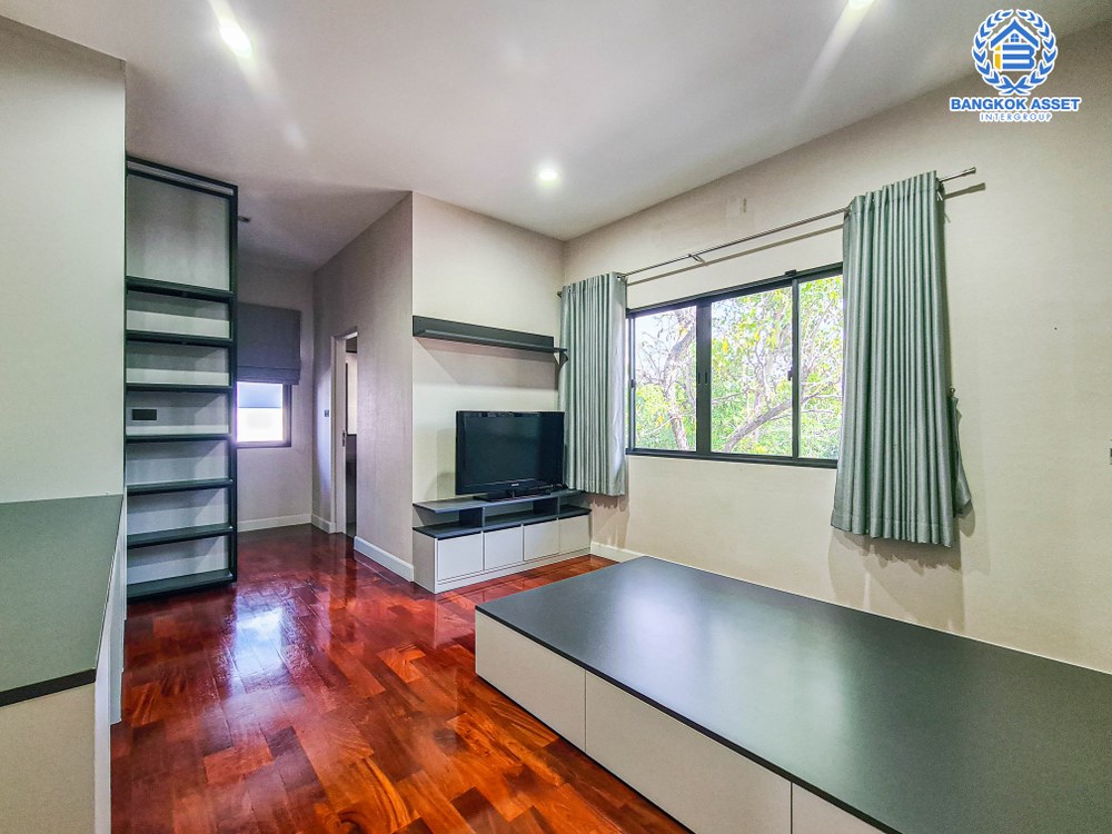 *****บ้านเดี่ยวมือสอง โครงการ บางกอกบูเลอวาร์ด ซิกเนเจอร์ ราชพฤกษ์ - รัตนาธิเบศร์ เนื้อที่ 106.50 ตร.ว. ฟังก์ชัน 4 ห้องนอน 4 ห้องน้ำ 4 ที่จอดรถ บ้านหลังใหญ่ ภายในตกแต่งเรียบหรู พร้อมเข้าอยู่ โครงการตั้งบนทำเลเดินทางสะดวก เชื่อมต่อถนนชัยพฤกษ์ ถนนรัตนาธิเบศร์ ใกล้รถไฟฟ้าสายสีม่วง "สถานีสถานีท่าอิฐ" และจุดขึ้นทางด่วน "ศรีรัช"