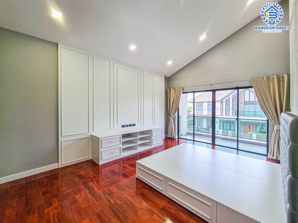 *****บ้านเดี่ยวมือสอง โครงการ บางกอกบูเลอวาร์ด ซิกเนเจอร์ ราชพฤกษ์ - รัตนาธิเบศร์ เนื้อที่ 106.50 ตร.ว. ฟังก์ชัน 4 ห้องนอน 4 ห้องน้ำ 4 ที่จอดรถ บ้านหลังใหญ่ ภายในตกแต่งเรียบหรู พร้อมเข้าอยู่ โครงการตั้งบนทำเลเดินทางสะดวก เชื่อมต่อถนนชัยพฤกษ์ ถนนรัตนาธิเบศร์ ใกล้รถไฟฟ้าสายสีม่วง "สถานีสถานีท่าอิฐ" และจุดขึ้นทางด่วน "ศรีรัช"