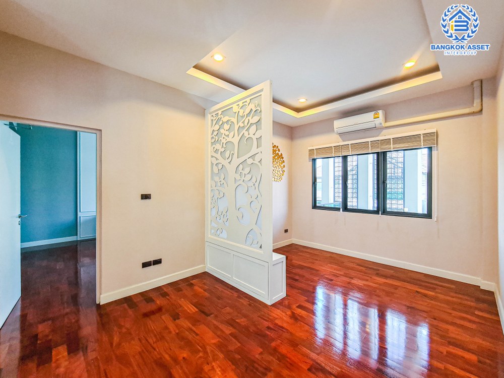 *****บ้านเดี่ยวมือสอง โครงการ บางกอกบูเลอวาร์ด ซิกเนเจอร์ ราชพฤกษ์ - รัตนาธิเบศร์ เนื้อที่ 106.50 ตร.ว. ฟังก์ชัน 4 ห้องนอน 4 ห้องน้ำ 4 ที่จอดรถ บ้านหลังใหญ่ ภายในตกแต่งเรียบหรู พร้อมเข้าอยู่ โครงการตั้งบนทำเลเดินทางสะดวก เชื่อมต่อถนนชัยพฤกษ์ ถนนรัตนาธิเบศร์ ใกล้รถไฟฟ้าสายสีม่วง "สถานีสถานีท่าอิฐ" และจุดขึ้นทางด่วน "ศรีรัช"