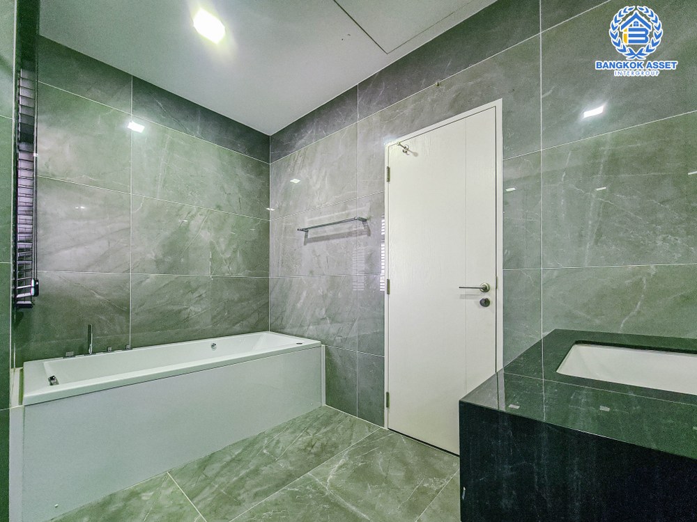 *****บ้านเดี่ยวมือสอง โครงการ บางกอกบูเลอวาร์ด ซิกเนเจอร์ ราชพฤกษ์ - รัตนาธิเบศร์ เนื้อที่ 106.50 ตร.ว. ฟังก์ชัน 4 ห้องนอน 4 ห้องน้ำ 4 ที่จอดรถ บ้านหลังใหญ่ ภายในตกแต่งเรียบหรู พร้อมเข้าอยู่ โครงการตั้งบนทำเลเดินทางสะดวก เชื่อมต่อถนนชัยพฤกษ์ ถนนรัตนาธิเบศร์ ใกล้รถไฟฟ้าสายสีม่วง "สถานีสถานีท่าอิฐ" และจุดขึ้นทางด่วน "ศรีรัช"