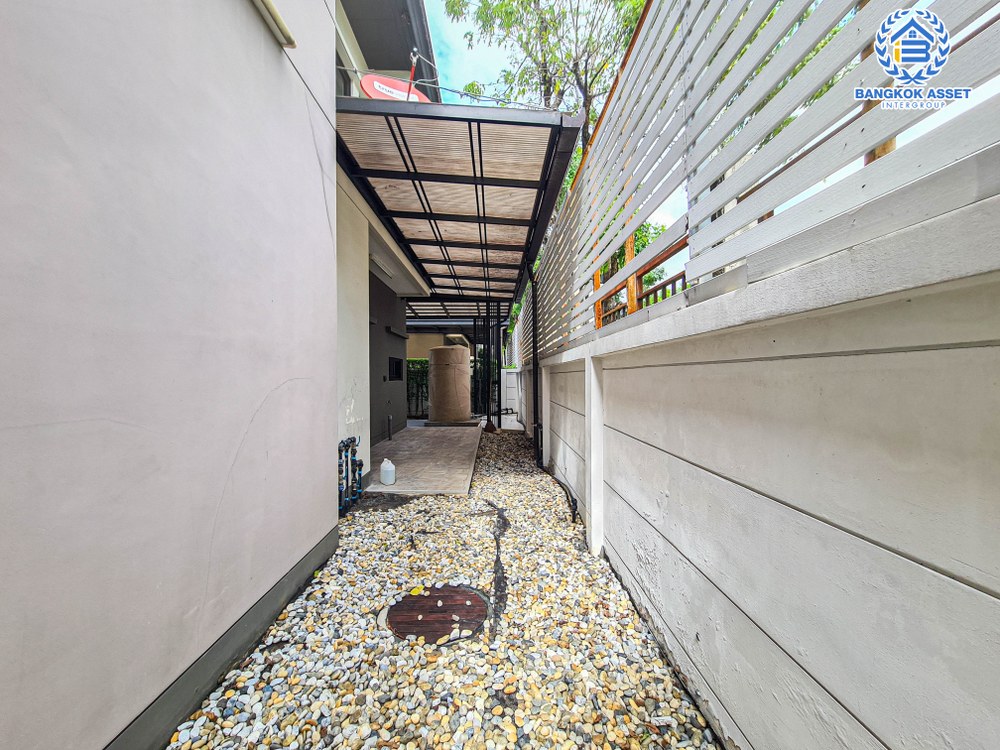 *****บ้านเดี่ยวมือสอง โครงการ บางกอกบูเลอวาร์ด ซิกเนเจอร์ ราชพฤกษ์ - รัตนาธิเบศร์ เนื้อที่ 106.50 ตร.ว. ฟังก์ชัน 4 ห้องนอน 4 ห้องน้ำ 4 ที่จอดรถ บ้านหลังใหญ่ ภายในตกแต่งเรียบหรู พร้อมเข้าอยู่ โครงการตั้งบนทำเลเดินทางสะดวก เชื่อมต่อถนนชัยพฤกษ์ ถนนรัตนาธิเบศร์ ใกล้รถไฟฟ้าสายสีม่วง "สถานีสถานีท่าอิฐ" และจุดขึ้นทางด่วน "ศรีรัช"