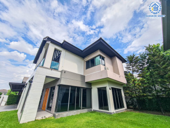 *****บ้านเดี่ยวมือสอง โครงการ บางกอกบูเลอวาร์ด ซิกเนเจอร์ ราชพฤกษ์ - รัตนาธิเบศร์ เนื้อที่ 106.50 ตร.ว. ฟังก์ชัน 4 ห้องนอน 4 ห้องน้ำ 4 ที่จอดรถ บ้านหลังใหญ่ ภายในตกแต่งเรียบหรู พร้อมเข้าอยู่ โครงการตั้งบนทำเลเดินทางสะดวก เชื่อมต่อถนนชัยพฤกษ์ ถนนรัตนาธิเบศร์ ใกล้รถไฟฟ้าสายสีม่วง "สถานีสถานีท่าอิฐ" และจุดขึ้นทางด่วน "ศรีรัช"