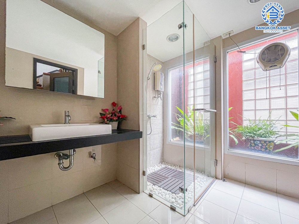 *****บ้านเดี่ยวมือสอง โครงการ โนเบิลอนาวานา บรมราชชนนี เนื้อที่กว้าง 129.10 ตร.ว. ฟังก์ชัน 4 ห้องนอน 4 ห้องน้ำ 2 ที่จอดรถ บ้านหลังใหญ่ ออกแบบสไตล์รีสอร์ท บนทำเลแห่งการเดินทาง เข้า-ออกในเมืองได้ง่าย เชื่อมต่อถนนกาญจนาภิเษก ถนนศาลาธรรมสพ ถนนพุทธมณฑลสาย 2 ใกล้เซ็นทรัลศาลายา