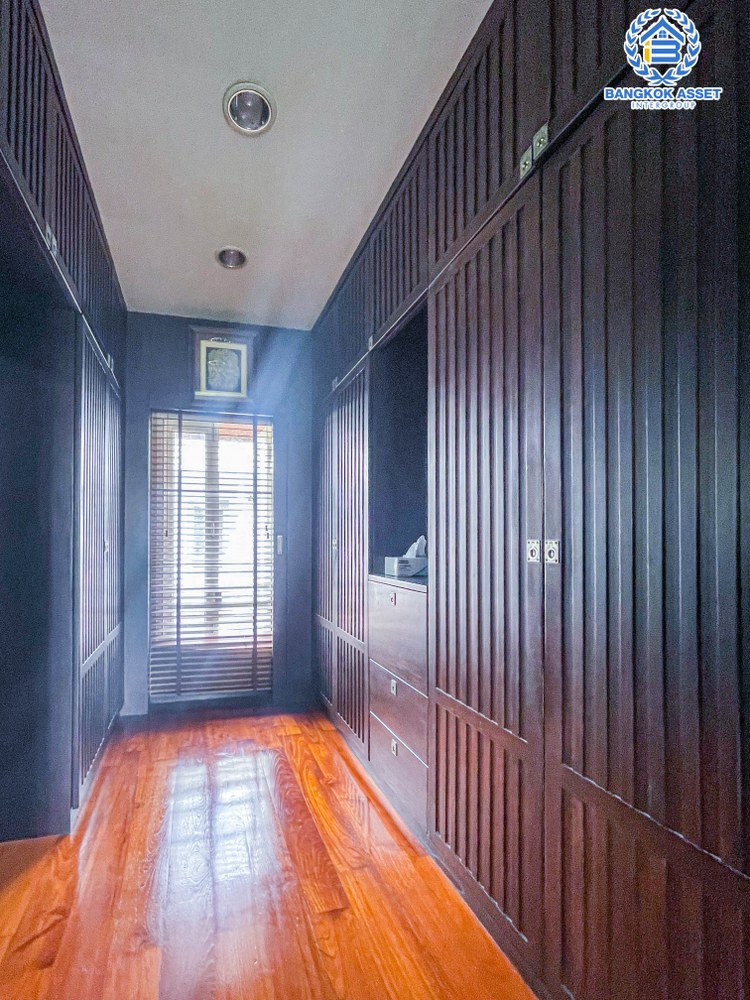 *****บ้านเดี่ยวมือสอง โครงการ โนเบิลอนาวานา บรมราชชนนี เนื้อที่กว้าง 129.10 ตร.ว. ฟังก์ชัน 4 ห้องนอน 4 ห้องน้ำ 2 ที่จอดรถ บ้านหลังใหญ่ ออกแบบสไตล์รีสอร์ท บนทำเลแห่งการเดินทาง เข้า-ออกในเมืองได้ง่าย เชื่อมต่อถนนกาญจนาภิเษก ถนนศาลาธรรมสพ ถนนพุทธมณฑลสาย 2 ใกล้เซ็นทรัลศาลายา