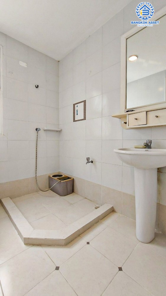 บ้านเดี่ยวมือสอง โครงการ ชลลดา วัดลาดปลาดุก เนื้อที่ 51 ตร.ว. ฟังก์ชัน 3 ห้องนอน 2 ห้องน้ำ 2 ที่จอดรถ บ้านสวยภายในสภาพดีเยี่มย พร้อมอยู่ บนทำเลเดินทางสะดวก เชื่อมต่อถนนกาญจนาภิเษก ถนนคลองถนน ใกล้ห้างสรรพสินค้าเซ็นทรัลเวสท์เกต และรถไฟฟ้าสายสีม่วง "สถานีคลองบางไผ่"