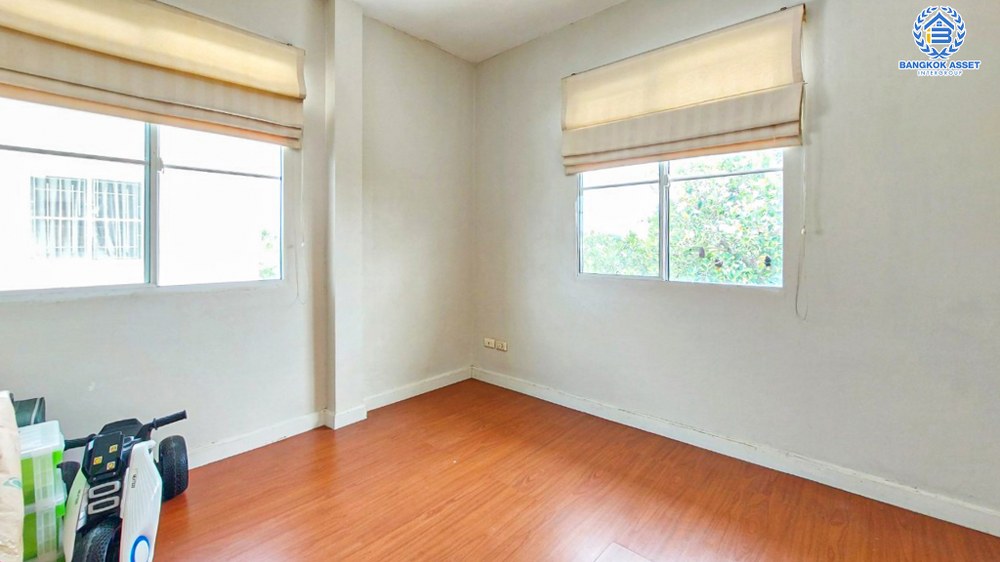 บ้านเดี่ยวมือสอง โครงการ ชลลดา วัดลาดปลาดุก เนื้อที่ 51 ตร.ว. ฟังก์ชัน 3 ห้องนอน 2 ห้องน้ำ 2 ที่จอดรถ บ้านสวยภายในสภาพดีเยี่มย พร้อมอยู่ บนทำเลเดินทางสะดวก เชื่อมต่อถนนกาญจนาภิเษก ถนนคลองถนน ใกล้ห้างสรรพสินค้าเซ็นทรัลเวสท์เกต และรถไฟฟ้าสายสีม่วง "สถานีคลองบางไผ่"