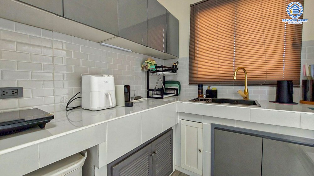 บ้านเดี่ยวมือสอง โครงการ ชลลดา วัดลาดปลาดุก เนื้อที่ 51 ตร.ว. ฟังก์ชัน 3 ห้องนอน 2 ห้องน้ำ 2 ที่จอดรถ บ้านสวยภายในสภาพดีเยี่มย พร้อมอยู่ บนทำเลเดินทางสะดวก เชื่อมต่อถนนกาญจนาภิเษก ถนนคลองถนน ใกล้ห้างสรรพสินค้าเซ็นทรัลเวสท์เกต และรถไฟฟ้าสายสีม่วง "สถานีคลองบางไผ่"