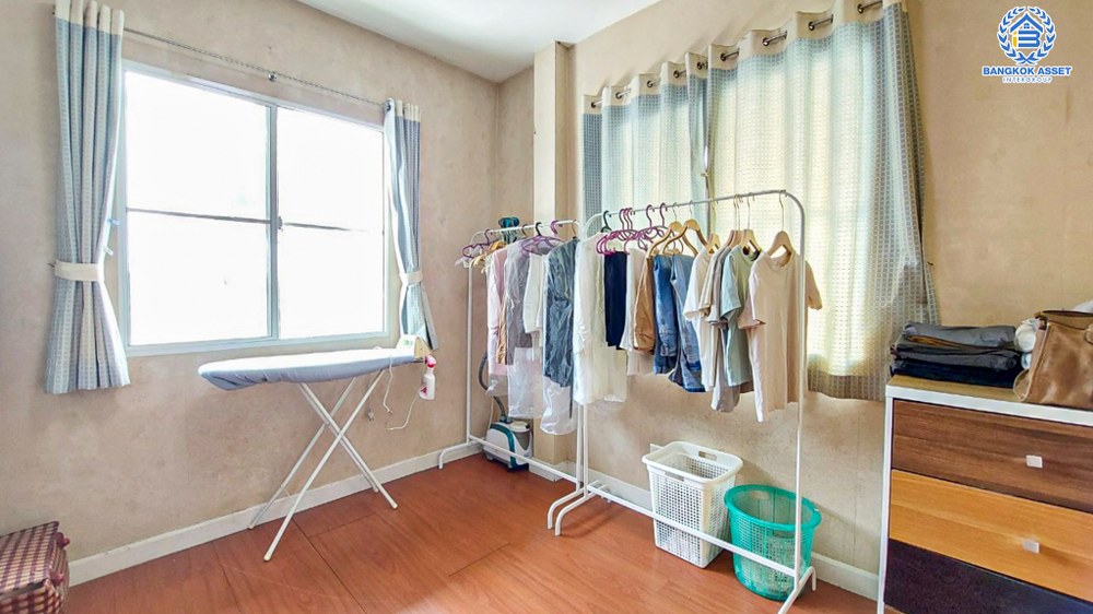 บ้านเดี่ยวมือสอง โครงการ ชลลดา วัดลาดปลาดุก เนื้อที่ 51 ตร.ว. ฟังก์ชัน 3 ห้องนอน 2 ห้องน้ำ 2 ที่จอดรถ บ้านสวยภายในสภาพดีเยี่มย พร้อมอยู่ บนทำเลเดินทางสะดวก เชื่อมต่อถนนกาญจนาภิเษก ถนนคลองถนน ใกล้ห้างสรรพสินค้าเซ็นทรัลเวสท์เกต และรถไฟฟ้าสายสีม่วง "สถานีคลองบางไผ่"