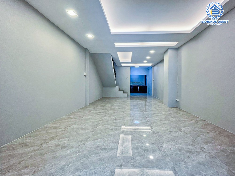 ทาวน์เฮ้าส์มือสอง โครงการ เสริมสุขนคร ติวานนท์ เนื้อที่ 16.60 ตร.ว. ฟังก์ชัน 2 ห้องนอน 2 ห้องน้ำ 1 ที่จอดรถ ตกแต่งใหม่พร้อมเข้าอยู่ บนทำเลเดินทางสะดวก เชื่อมต่อถนนติวานนท์-ปทุมธานี ถนนราชพฤกษ์ ใกล้รถไฟฟ้าสายสีชมพู "สถานีเเจ้งวัฒนะ-ปากเกร็ด 28" และจุดขึ้นทางด่วน "เเจ้งวัฒนะ"