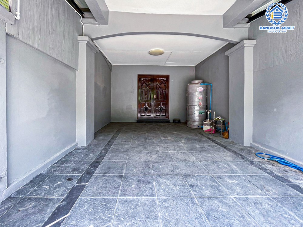 ทาวน์เฮ้าส์มือสอง โครงการ เสริมสุขนคร ติวานนท์ เนื้อที่ 16.60 ตร.ว. ฟังก์ชัน 2 ห้องนอน 2 ห้องน้ำ 1 ที่จอดรถ ตกแต่งใหม่พร้อมเข้าอยู่ บนทำเลเดินทางสะดวก เชื่อมต่อถนนติวานนท์-ปทุมธานี ถนนราชพฤกษ์ ใกล้รถไฟฟ้าสายสีชมพู "สถานีเเจ้งวัฒนะ-ปากเกร็ด 28" และจุดขึ้นทางด่วน "เเจ้งวัฒนะ"