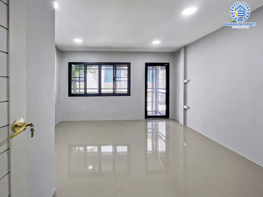 ทาวน์เฮ้าส์มือสอง โครงการ เสริมสุขนคร ติวานนท์ เนื้อที่ 16.60 ตร.ว. ฟังก์ชัน 2 ห้องนอน 2 ห้องน้ำ 1 ที่จอดรถ ตกแต่งใหม่พร้อมเข้าอยู่ บนทำเลเดินทางสะดวก เชื่อมต่อถนนติวานนท์-ปทุมธานี ถนนราชพฤกษ์ ใกล้รถไฟฟ้าสายสีชมพู "สถานีเเจ้งวัฒนะ-ปากเกร็ด 28" และจุดขึ้นทางด่วน "เเจ้งวัฒนะ"