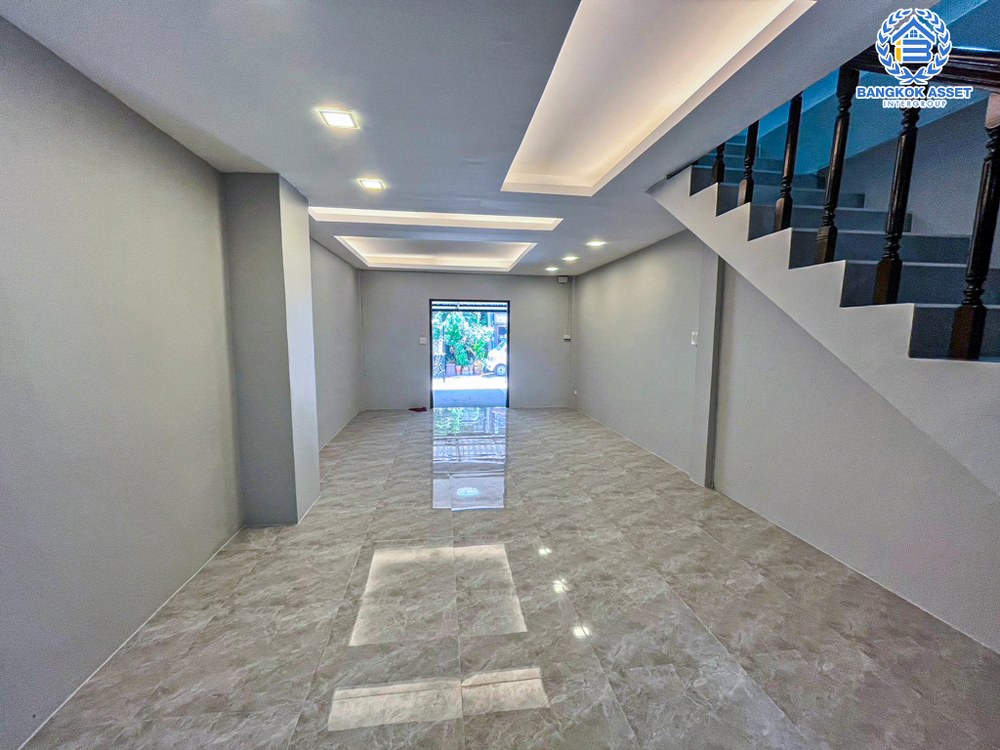 ทาวน์เฮ้าส์มือสอง โครงการ เสริมสุขนคร ติวานนท์ เนื้อที่ 16.60 ตร.ว. ฟังก์ชัน 2 ห้องนอน 2 ห้องน้ำ 1 ที่จอดรถ ตกแต่งใหม่พร้อมเข้าอยู่ บนทำเลเดินทางสะดวก เชื่อมต่อถนนติวานนท์-ปทุมธานี ถนนราชพฤกษ์ ใกล้รถไฟฟ้าสายสีชมพู "สถานีเเจ้งวัฒนะ-ปากเกร็ด 28" และจุดขึ้นทางด่วน "เเจ้งวัฒนะ"