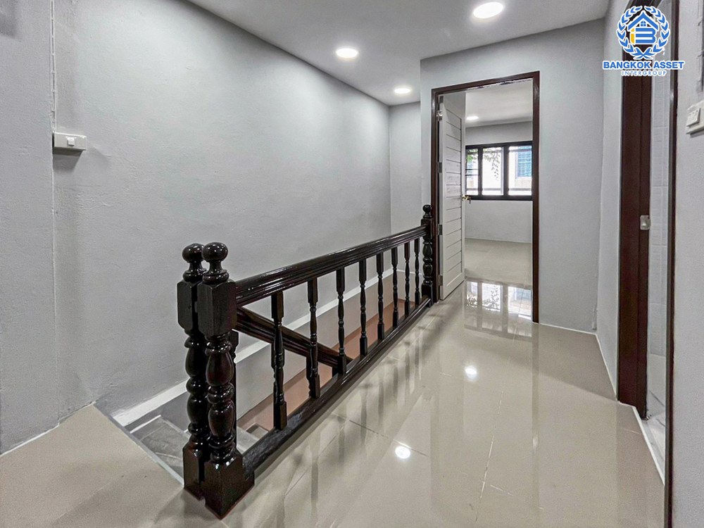 ทาวน์เฮ้าส์มือสอง โครงการ เสริมสุขนคร ติวานนท์ เนื้อที่ 16.60 ตร.ว. ฟังก์ชัน 2 ห้องนอน 2 ห้องน้ำ 1 ที่จอดรถ ตกแต่งใหม่พร้อมเข้าอยู่ บนทำเลเดินทางสะดวก เชื่อมต่อถนนติวานนท์-ปทุมธานี ถนนราชพฤกษ์ ใกล้รถไฟฟ้าสายสีชมพู "สถานีเเจ้งวัฒนะ-ปากเกร็ด 28" และจุดขึ้นทางด่วน "เเจ้งวัฒนะ"