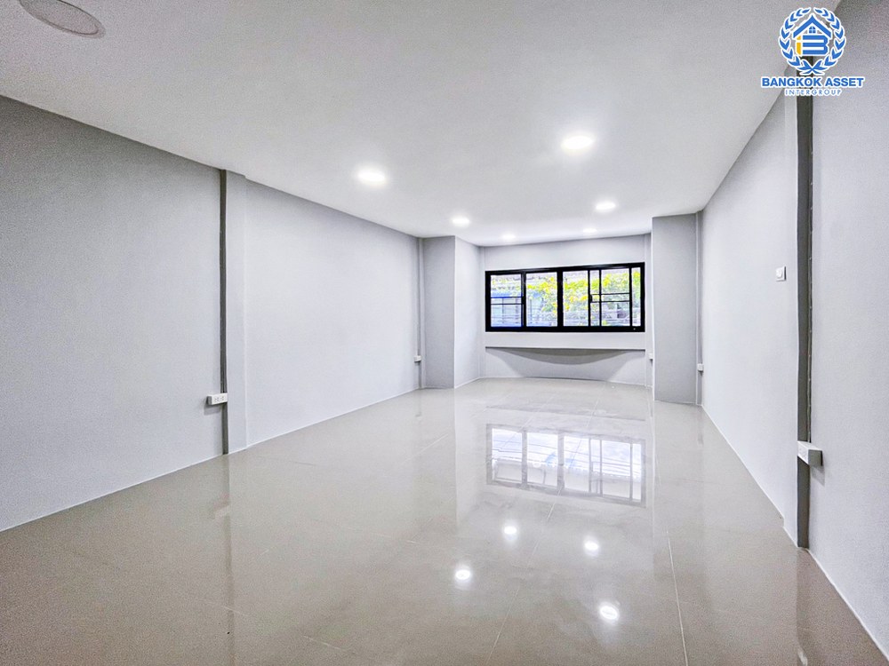 ทาวน์เฮ้าส์มือสอง โครงการ เสริมสุขนคร ติวานนท์ เนื้อที่ 16.60 ตร.ว. ฟังก์ชัน 2 ห้องนอน 2 ห้องน้ำ 1 ที่จอดรถ ตกแต่งใหม่พร้อมเข้าอยู่ บนทำเลเดินทางสะดวก เชื่อมต่อถนนติวานนท์-ปทุมธานี ถนนราชพฤกษ์ ใกล้รถไฟฟ้าสายสีชมพู "สถานีเเจ้งวัฒนะ-ปากเกร็ด 28" และจุดขึ้นทางด่วน "เเจ้งวัฒนะ"