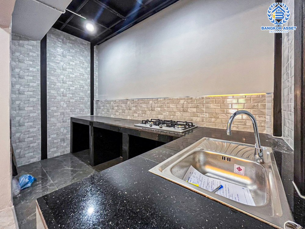 ทาวน์เฮ้าส์มือสอง โครงการ เสริมสุขนคร ติวานนท์ เนื้อที่ 16.60 ตร.ว. ฟังก์ชัน 2 ห้องนอน 2 ห้องน้ำ 1 ที่จอดรถ ตกแต่งใหม่พร้อมเข้าอยู่ บนทำเลเดินทางสะดวก เชื่อมต่อถนนติวานนท์-ปทุมธานี ถนนราชพฤกษ์ ใกล้รถไฟฟ้าสายสีชมพู "สถานีเเจ้งวัฒนะ-ปากเกร็ด 28" และจุดขึ้นทางด่วน "เเจ้งวัฒนะ"