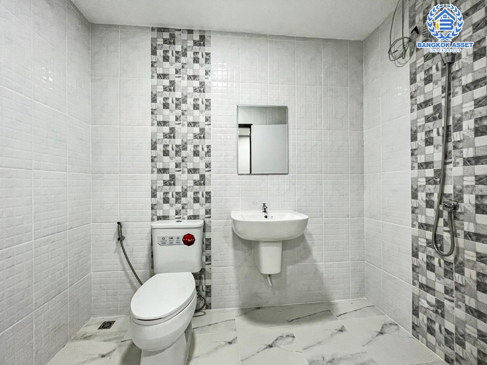 ทาวน์เฮ้าส์มือสอง โครงการ เสริมสุขนคร ติวานนท์ เนื้อที่ 16.60 ตร.ว. ฟังก์ชัน 2 ห้องนอน 2 ห้องน้ำ 1 ที่จอดรถ ตกแต่งใหม่พร้อมเข้าอยู่ บนทำเลเดินทางสะดวก เชื่อมต่อถนนติวานนท์-ปทุมธานี ถนนราชพฤกษ์ ใกล้รถไฟฟ้าสายสีชมพู "สถานีเเจ้งวัฒนะ-ปากเกร็ด 28" และจุดขึ้นทางด่วน "เเจ้งวัฒนะ"