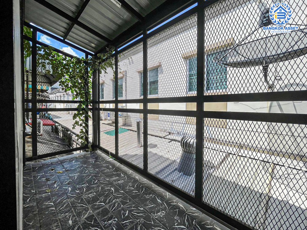 ทาวน์เฮ้าส์มือสอง โครงการ เสริมสุขนคร ติวานนท์ เนื้อที่ 16.60 ตร.ว. ฟังก์ชัน 2 ห้องนอน 2 ห้องน้ำ 1 ที่จอดรถ ตกแต่งใหม่พร้อมเข้าอยู่ บนทำเลเดินทางสะดวก เชื่อมต่อถนนติวานนท์-ปทุมธานี ถนนราชพฤกษ์ ใกล้รถไฟฟ้าสายสีชมพู "สถานีเเจ้งวัฒนะ-ปากเกร็ด 28" และจุดขึ้นทางด่วน "เเจ้งวัฒนะ"