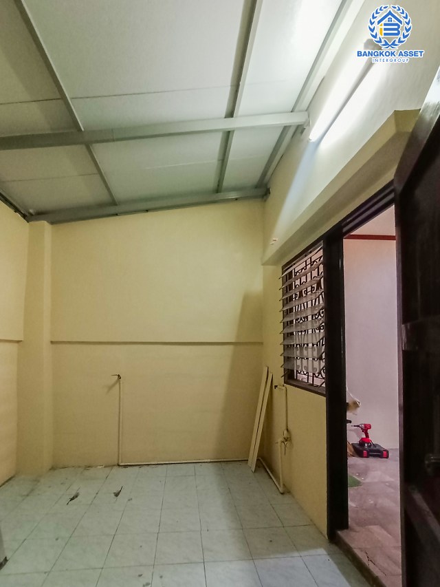 *****ทาวน์เฮ้าส์มือสองนนทบุรี หมู่บ้าน วงศ์ชัยนคร รัตนาธิเบศร์ เนื้อที่ 18 ตร.ว. ฟังก์ชัน 2 ห้องนอน 2 ห้องน้ำ 2 ที่จอดรถ บ้านสภาพใหม่ พร้อมอยู่ บนทำเลดี ติดถนนรัตนาธิเบศร์ เพียง 700 เมตรก็ถึงรถไฟฟ้าสายสีม่วง "สถานีบางรักใหญ่" ใกล้ทางด่วน "งามวงศ์วาน" จองเลย!