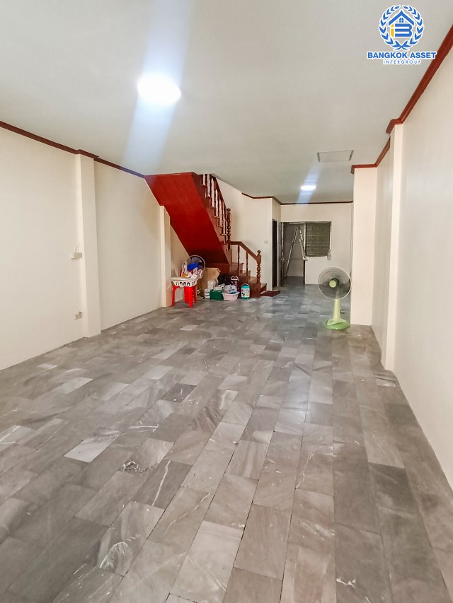 *****ทาวน์เฮ้าส์มือสองนนทบุรี หมู่บ้าน วงศ์ชัยนคร รัตนาธิเบศร์ เนื้อที่ 18 ตร.ว. ฟังก์ชัน 2 ห้องนอน 2 ห้องน้ำ 2 ที่จอดรถ บ้านสภาพใหม่ พร้อมอยู่ บนทำเลดี ติดถนนรัตนาธิเบศร์ เพียง 700 เมตรก็ถึงรถไฟฟ้าสายสีม่วง "สถานีบางรักใหญ่" ใกล้ทางด่วน "งามวงศ์วาน" จองเลย!