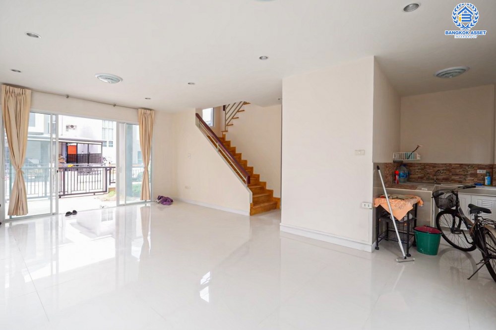 *****บ้านแฝดมือสอง โครงการ ทิพธนา เพชรเกษม53 เนื้อที่ 48.10 ตร.ว. ฟังก์ชัน 3 ห้องนอน 3 ห้องน้ำ 2 ที่จอดรถ รอบบ้านกว้างขวาง บ้านสภาพดีมากพร้อมเข้าอยู่ บนทำเลเดินทางสะดวก เชื่อมต่อถนนเพชรเกษม ถนนกาญจนาภิเษก ใกล้โครงการรถไฟฟ้าสายสีน้ำเงิน "สถานีบางแค" และจุดขึ้นทางด่วน "พระราม2"