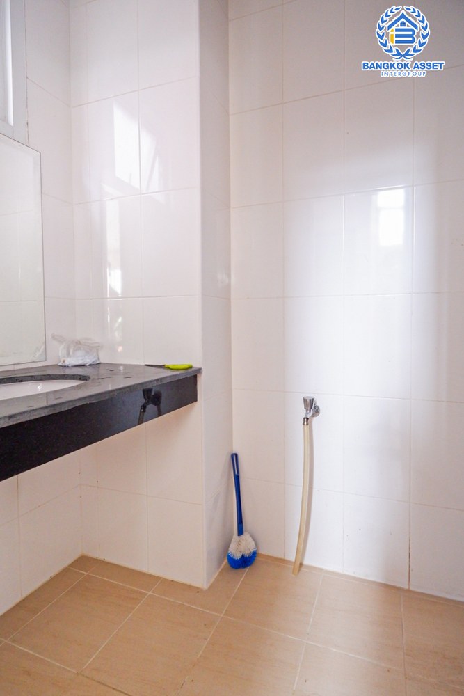 *****บ้านแฝดมือสอง โครงการ ทิพธนา เพชรเกษม53 เนื้อที่ 48.10 ตร.ว. ฟังก์ชัน 3 ห้องนอน 3 ห้องน้ำ 2 ที่จอดรถ รอบบ้านกว้างขวาง บ้านสภาพดีมากพร้อมเข้าอยู่ บนทำเลเดินทางสะดวก เชื่อมต่อถนนเพชรเกษม ถนนกาญจนาภิเษก ใกล้โครงการรถไฟฟ้าสายสีน้ำเงิน "สถานีบางแค" และจุดขึ้นทางด่วน "พระราม2"