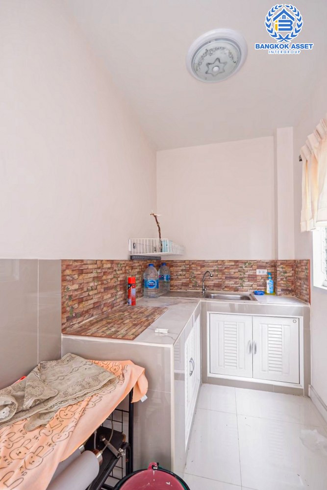 *****บ้านแฝดมือสอง โครงการ ทิพธนา เพชรเกษม53 เนื้อที่ 48.10 ตร.ว. ฟังก์ชัน 3 ห้องนอน 3 ห้องน้ำ 2 ที่จอดรถ รอบบ้านกว้างขวาง บ้านสภาพดีมากพร้อมเข้าอยู่ บนทำเลเดินทางสะดวก เชื่อมต่อถนนเพชรเกษม ถนนกาญจนาภิเษก ใกล้โครงการรถไฟฟ้าสายสีน้ำเงิน "สถานีบางแค" และจุดขึ้นทางด่วน "พระราม2"