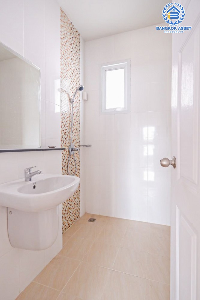 *****บ้านแฝดมือสอง โครงการ ทิพธนา เพชรเกษม53 เนื้อที่ 48.10 ตร.ว. ฟังก์ชัน 3 ห้องนอน 3 ห้องน้ำ 2 ที่จอดรถ รอบบ้านกว้างขวาง บ้านสภาพดีมากพร้อมเข้าอยู่ บนทำเลเดินทางสะดวก เชื่อมต่อถนนเพชรเกษม ถนนกาญจนาภิเษก ใกล้โครงการรถไฟฟ้าสายสีน้ำเงิน "สถานีบางแค" และจุดขึ้นทางด่วน "พระราม2"