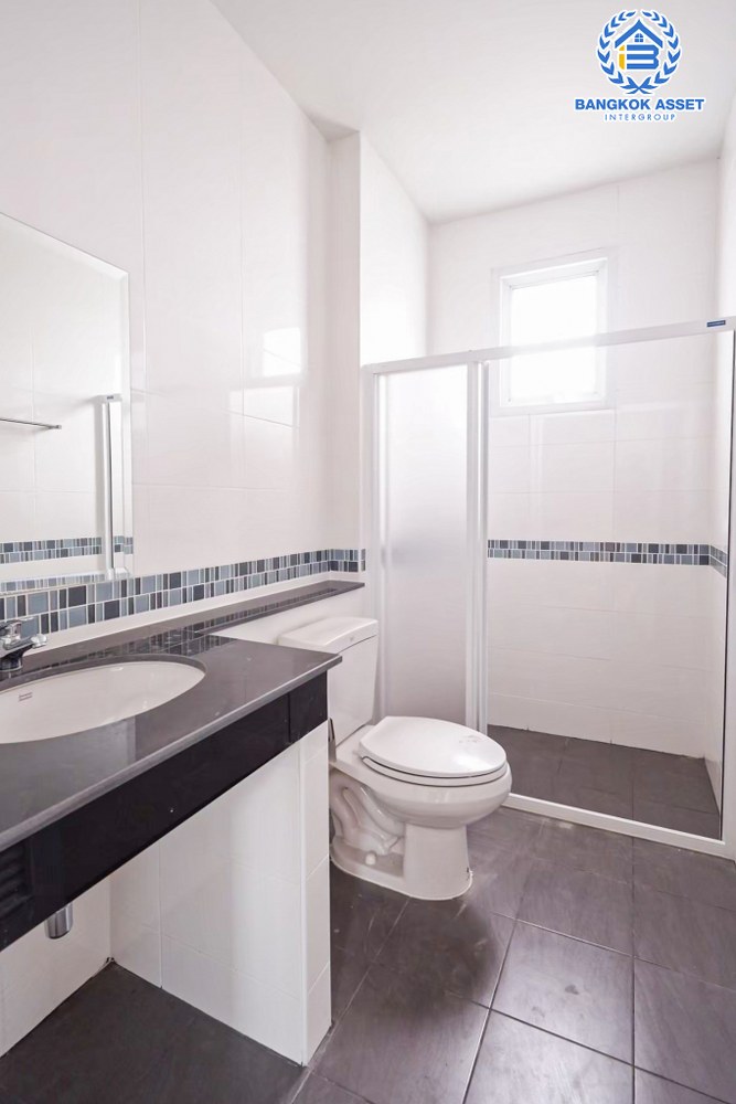 *****บ้านแฝดมือสอง โครงการ ทิพธนา เพชรเกษม53 เนื้อที่ 48.10 ตร.ว. ฟังก์ชัน 3 ห้องนอน 3 ห้องน้ำ 2 ที่จอดรถ รอบบ้านกว้างขวาง บ้านสภาพดีมากพร้อมเข้าอยู่ บนทำเลเดินทางสะดวก เชื่อมต่อถนนเพชรเกษม ถนนกาญจนาภิเษก ใกล้โครงการรถไฟฟ้าสายสีน้ำเงิน "สถานีบางแค" และจุดขึ้นทางด่วน "พระราม2"