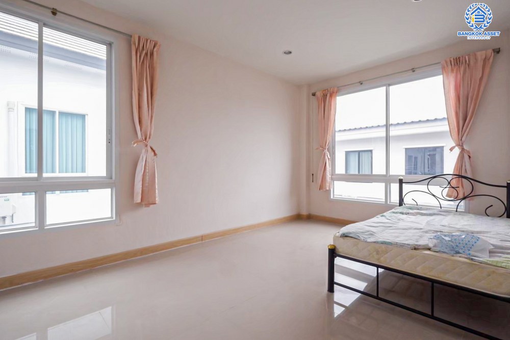 *****บ้านแฝดมือสอง โครงการ ทิพธนา เพชรเกษม53 เนื้อที่ 48.10 ตร.ว. ฟังก์ชัน 3 ห้องนอน 3 ห้องน้ำ 2 ที่จอดรถ รอบบ้านกว้างขวาง บ้านสภาพดีมากพร้อมเข้าอยู่ บนทำเลเดินทางสะดวก เชื่อมต่อถนนเพชรเกษม ถนนกาญจนาภิเษก ใกล้โครงการรถไฟฟ้าสายสีน้ำเงิน "สถานีบางแค" และจุดขึ้นทางด่วน "พระราม2"