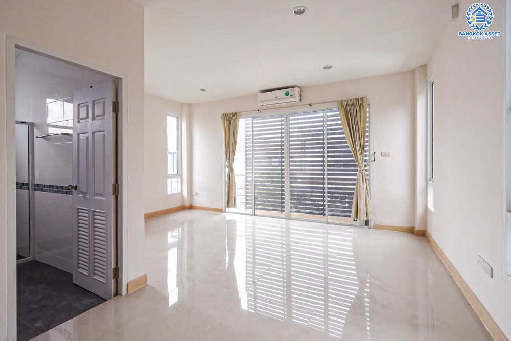 *****บ้านแฝดมือสอง โครงการ ทิพธนา เพชรเกษม53 เนื้อที่ 48.10 ตร.ว. ฟังก์ชัน 3 ห้องนอน 3 ห้องน้ำ 2 ที่จอดรถ รอบบ้านกว้างขวาง บ้านสภาพดีมากพร้อมเข้าอยู่ บนทำเลเดินทางสะดวก เชื่อมต่อถนนเพชรเกษม ถนนกาญจนาภิเษก ใกล้โครงการรถไฟฟ้าสายสีน้ำเงิน "สถานีบางแค" และจุดขึ้นทางด่วน "พระราม2"