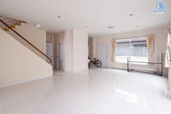 *****บ้านแฝดมือสอง โครงการ ทิพธนา เพชรเกษม53 เนื้อที่ 48.10 ตร.ว. ฟังก์ชัน 3 ห้องนอน 3 ห้องน้ำ 2 ที่จอดรถ รอบบ้านกว้างขวาง บ้านสภาพดีมากพร้อมเข้าอยู่ บนทำเลเดินทางสะดวก เชื่อมต่อถนนเพชรเกษม ถนนกาญจนาภิเษก ใกล้โครงการรถไฟฟ้าสายสีน้ำเงิน "สถานีบางแค" และจุดขึ้นทางด่วน "พระราม2"