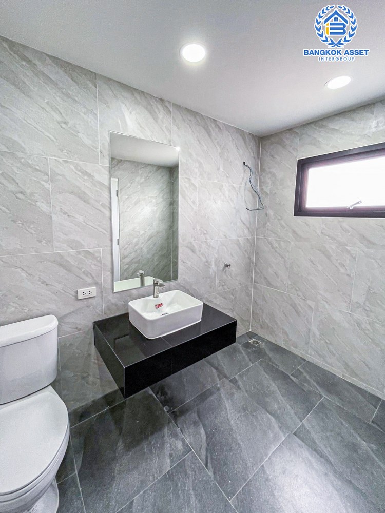 *****บ้านเดี่ยวมือสอง โครงการ กอบแก้ว1 กาญจนาภิเษก เนื้อที่ 63 ตร.ว. ฟังก์ชัน 3 ห้องนอน 3 ห้องน้ำ 3 ที่จอดรถ บ้านตกแต่งใหมาทั้งหลัง พร้อมเข้าอยู่ บนทำเลศักยภาพ เชื่อมต่อการเดินทางหลากหลาย ทั้งถนนกาญจนาภิเษก ถนนเพชรเกษม ถนนสิรินธร และจุดขึ้นทางด่วน "ฉิมพลี"