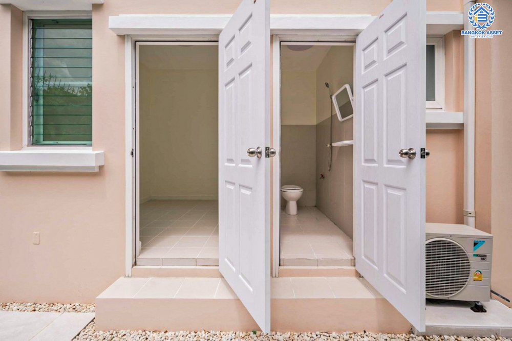 *****บ้านเดี่ยวมือสอง โครงการ ลดาวัลย์ พุทธมณฑลสาย2 เนื้อที่ 101 ตร.ว. ฟังก์ชัน 4 ห้องนอน 3 ห้องน้ำ 2 ที่จอดรถ บ้านสวยตกแต่งใหม่ทั้งหลัง พร้อมเข้าอยู่ บนทำเลเดินทางสะดวก เชื่อมต่อถนนเพชรเกษม ถนนพุทธมณฑลสาย2 ถนนสิรินธร ใกล้รถไฟฟ้าสายสีน้ำเงิน "สถานีหลักสอง"