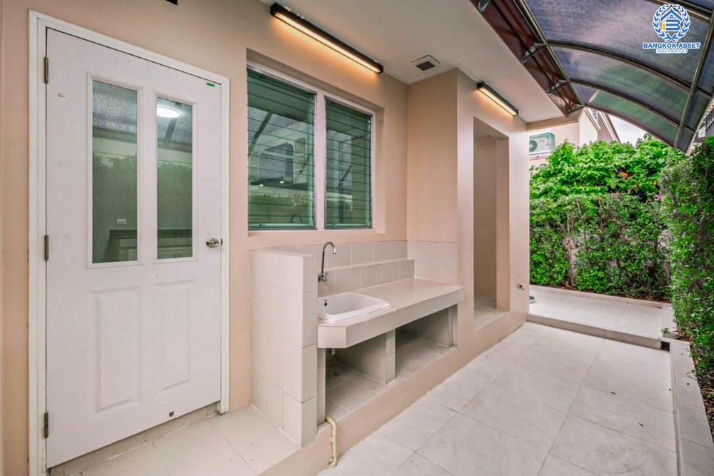 *****บ้านเดี่ยวมือสอง โครงการ ลดาวัลย์ พุทธมณฑลสาย2 เนื้อที่ 101 ตร.ว. ฟังก์ชัน 4 ห้องนอน 3 ห้องน้ำ 2 ที่จอดรถ บ้านสวยตกแต่งใหม่ทั้งหลัง พร้อมเข้าอยู่ บนทำเลเดินทางสะดวก เชื่อมต่อถนนเพชรเกษม ถนนพุทธมณฑลสาย2 ถนนสิรินธร ใกล้รถไฟฟ้าสายสีน้ำเงิน "สถานีหลักสอง"