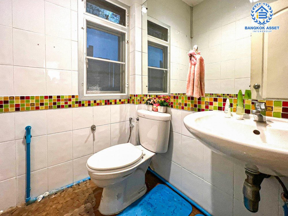 *****บ้านเดี่ยวมือสอง โครงการ ไลฟ์บางกอกบูเลอวาร์ด พิบูลสงคราม หลังมุม เนื้อที่ 61.30 ตร.ว. ฟังก์ชัน 2 ห้องนอน 3 ห้องน้ำ 2 ที่จอดรถ บ้านสภาพดี พื้นที่ใช้สอยกว้างขวาง บนทำเลแห่งการเดินทาง เชื่อมต่อถนนนครอินทร์ ถนนวงศ์สว่าง ใกล้รถไฟฟ้าสายสีม่วง "สถานีเเยกติวานนท์" และจุดขึ้นทางพิเศษประจิมรัถยา