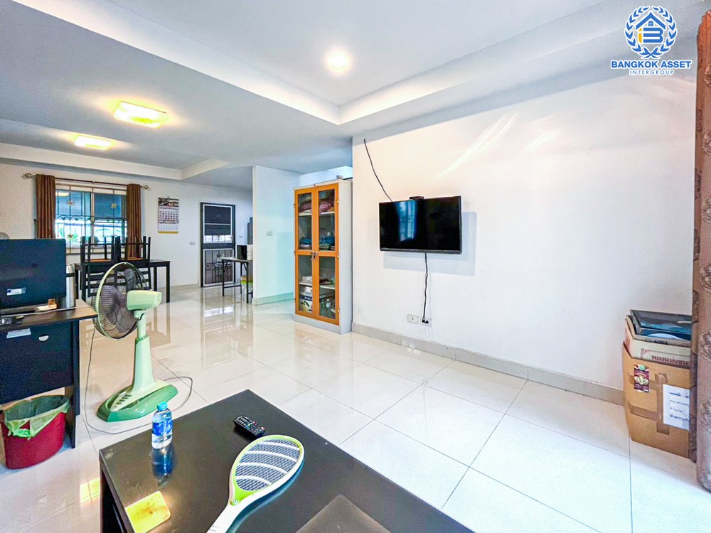 *****บ้านแฝดมือสอง โครงการ พฤกษาวิลเลจ28 กาญจนาภิเษก เนื้อที่ 35.70 ตร.ว. ฟังก์ชัน 3 ห้องนอน 2 ห้องน้ำ 1 ที่จอดรถ ภายในสภาพดี พื้นที่รอบบ้านกว้างขวาง พร้อมเข้าอยู่ บนทำเลเดินทางสะดวก เชื่อมต่อถนนกาญจนาภิเษก ถนนรัตนาธิเบศร์ ใกล้รถไฟฟ้าสายสีม่วง "สถานีตลาดบางใหญ่" และจุดขึ้นทางด่วน "ศรีรัช"