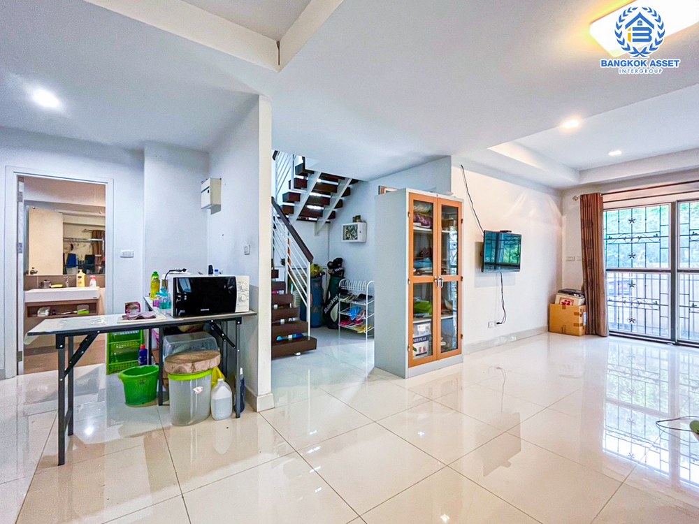 *****บ้านแฝดมือสอง โครงการ พฤกษาวิลเลจ28 กาญจนาภิเษก เนื้อที่ 35.70 ตร.ว. ฟังก์ชัน 3 ห้องนอน 2 ห้องน้ำ 1 ที่จอดรถ ภายในสภาพดี พื้นที่รอบบ้านกว้างขวาง พร้อมเข้าอยู่ บนทำเลเดินทางสะดวก เชื่อมต่อถนนกาญจนาภิเษก ถนนรัตนาธิเบศร์ ใกล้รถไฟฟ้าสายสีม่วง "สถานีตลาดบางใหญ่" และจุดขึ้นทางด่วน "ศรีรัช"