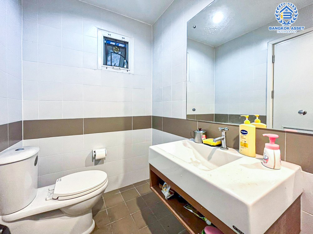 *****บ้านแฝดมือสอง โครงการ พฤกษาวิลเลจ28 กาญจนาภิเษก เนื้อที่ 35.70 ตร.ว. ฟังก์ชัน 3 ห้องนอน 2 ห้องน้ำ 1 ที่จอดรถ ภายในสภาพดี พื้นที่รอบบ้านกว้างขวาง พร้อมเข้าอยู่ บนทำเลเดินทางสะดวก เชื่อมต่อถนนกาญจนาภิเษก ถนนรัตนาธิเบศร์ ใกล้รถไฟฟ้าสายสีม่วง "สถานีตลาดบางใหญ่" และจุดขึ้นทางด่วน "ศรีรัช"