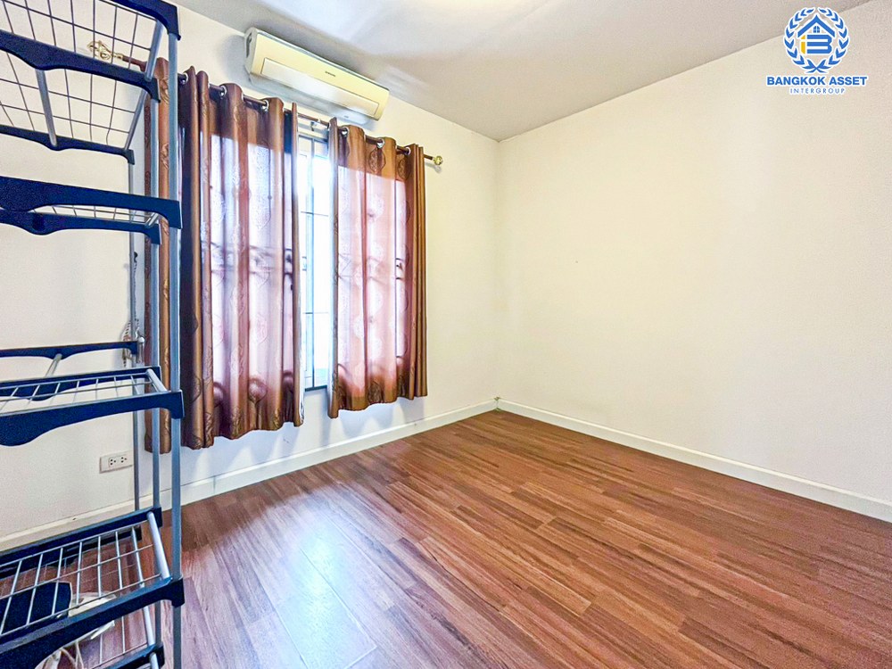 *****บ้านแฝดมือสอง โครงการ พฤกษาวิลเลจ28 กาญจนาภิเษก เนื้อที่ 35.70 ตร.ว. ฟังก์ชัน 3 ห้องนอน 2 ห้องน้ำ 1 ที่จอดรถ ภายในสภาพดี พื้นที่รอบบ้านกว้างขวาง พร้อมเข้าอยู่ บนทำเลเดินทางสะดวก เชื่อมต่อถนนกาญจนาภิเษก ถนนรัตนาธิเบศร์ ใกล้รถไฟฟ้าสายสีม่วง "สถานีตลาดบางใหญ่" และจุดขึ้นทางด่วน "ศรีรัช"