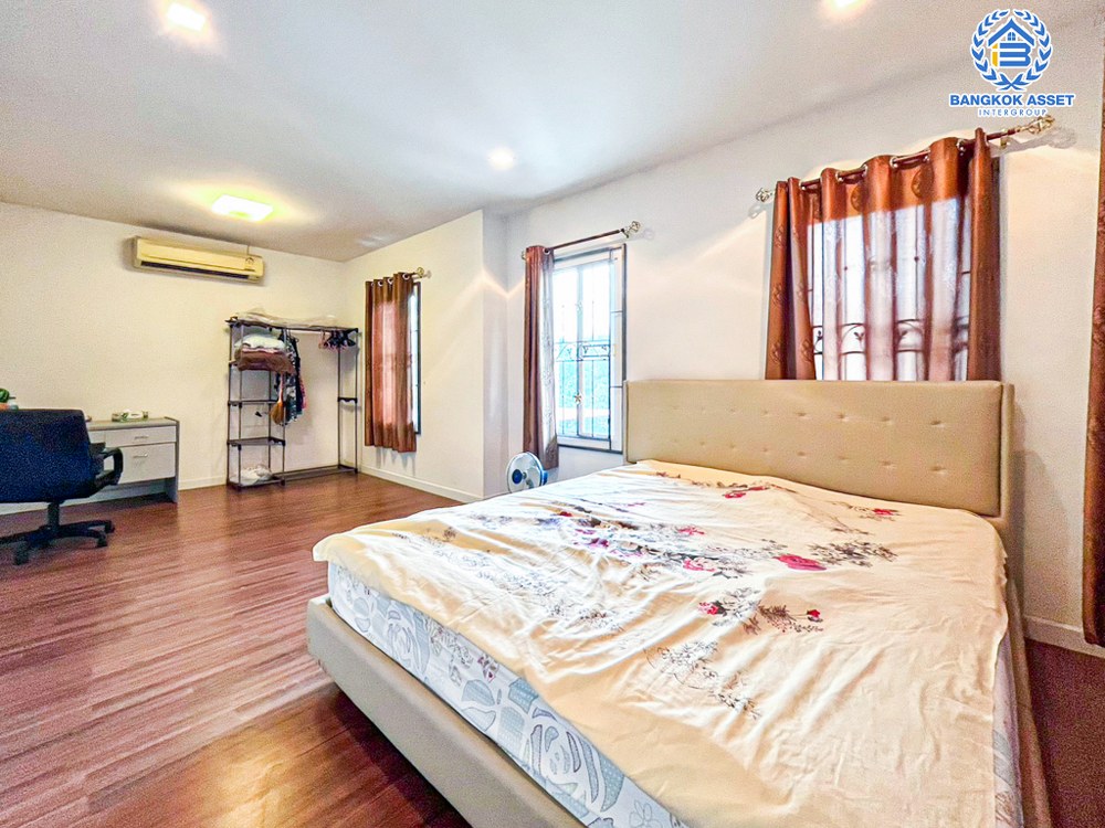 *****บ้านแฝดมือสอง โครงการ พฤกษาวิลเลจ28 กาญจนาภิเษก เนื้อที่ 35.70 ตร.ว. ฟังก์ชัน 3 ห้องนอน 2 ห้องน้ำ 1 ที่จอดรถ ภายในสภาพดี พื้นที่รอบบ้านกว้างขวาง พร้อมเข้าอยู่ บนทำเลเดินทางสะดวก เชื่อมต่อถนนกาญจนาภิเษก ถนนรัตนาธิเบศร์ ใกล้รถไฟฟ้าสายสีม่วง "สถานีตลาดบางใหญ่" และจุดขึ้นทางด่วน "ศรีรัช"