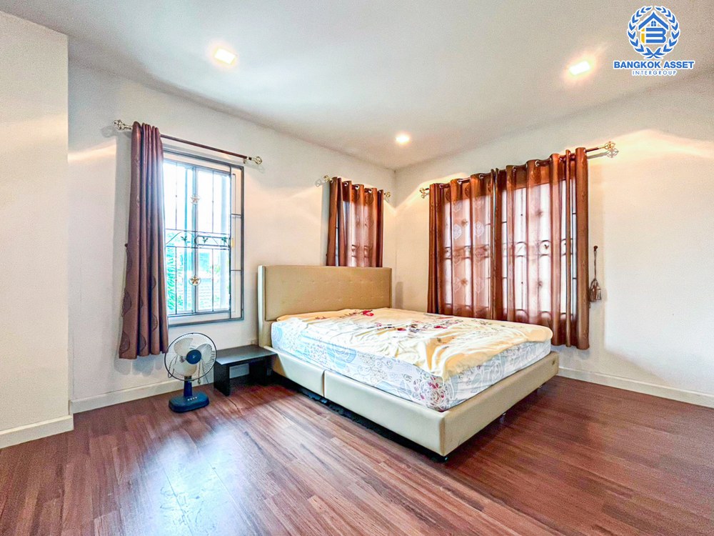 *****บ้านแฝดมือสอง โครงการ พฤกษาวิลเลจ28 กาญจนาภิเษก เนื้อที่ 35.70 ตร.ว. ฟังก์ชัน 3 ห้องนอน 2 ห้องน้ำ 1 ที่จอดรถ ภายในสภาพดี พื้นที่รอบบ้านกว้างขวาง พร้อมเข้าอยู่ บนทำเลเดินทางสะดวก เชื่อมต่อถนนกาญจนาภิเษก ถนนรัตนาธิเบศร์ ใกล้รถไฟฟ้าสายสีม่วง "สถานีตลาดบางใหญ่" และจุดขึ้นทางด่วน "ศรีรัช"