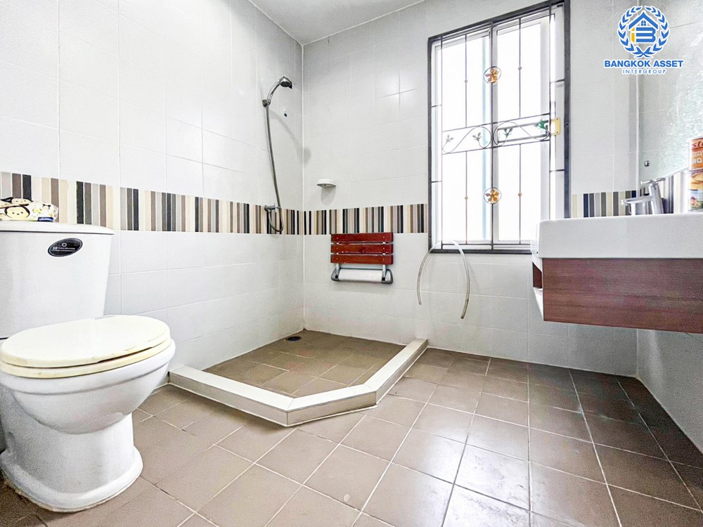 *****บ้านแฝดมือสอง โครงการ พฤกษาวิลเลจ28 กาญจนาภิเษก เนื้อที่ 35.70 ตร.ว. ฟังก์ชัน 3 ห้องนอน 2 ห้องน้ำ 1 ที่จอดรถ ภายในสภาพดี พื้นที่รอบบ้านกว้างขวาง พร้อมเข้าอยู่ บนทำเลเดินทางสะดวก เชื่อมต่อถนนกาญจนาภิเษก ถนนรัตนาธิเบศร์ ใกล้รถไฟฟ้าสายสีม่วง "สถานีตลาดบางใหญ่" และจุดขึ้นทางด่วน "ศรีรัช"