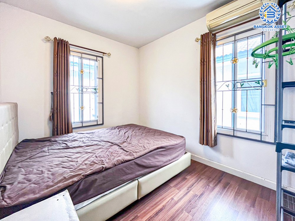 *****บ้านแฝดมือสอง โครงการ พฤกษาวิลเลจ28 กาญจนาภิเษก เนื้อที่ 35.70 ตร.ว. ฟังก์ชัน 3 ห้องนอน 2 ห้องน้ำ 1 ที่จอดรถ ภายในสภาพดี พื้นที่รอบบ้านกว้างขวาง พร้อมเข้าอยู่ บนทำเลเดินทางสะดวก เชื่อมต่อถนนกาญจนาภิเษก ถนนรัตนาธิเบศร์ ใกล้รถไฟฟ้าสายสีม่วง "สถานีตลาดบางใหญ่" และจุดขึ้นทางด่วน "ศรีรัช"