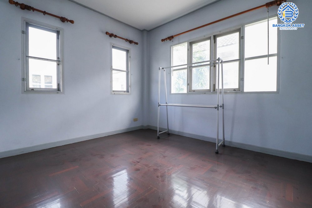 *****บ้านเดี่ยวมือสอง โครงการ บ้านภาณุ ปิ่นเกล้า-ตลิ่งชัน เนื้อที่ 57.90 ตร.ว. ฟังก์ชัน 3 ห้องนอน 3 ห้องน้ำ ที่จอดรถ 2 คัน บ้านหลังใหญ่ สภาพสสวยงาม ตั้งอยู่ใกล้ทะเลสาบส่วนกลางของหมู่บ้าน การเดินทางสะดวกสบาย เชื่อมต่อถนนกาญจนาภิเษก ใกล้รถไฟฟ้าสายสีน้ำเงิน "สถานีไฟฉาย" และทางด่วน "ศรีรัช"