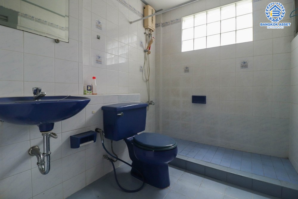 *****บ้านเดี่ยวมือสอง โครงการ บ้านภาณุ ปิ่นเกล้า-ตลิ่งชัน เนื้อที่ 57.90 ตร.ว. ฟังก์ชัน 3 ห้องนอน 3 ห้องน้ำ ที่จอดรถ 2 คัน บ้านหลังใหญ่ สภาพสสวยงาม ตั้งอยู่ใกล้ทะเลสาบส่วนกลางของหมู่บ้าน การเดินทางสะดวกสบาย เชื่อมต่อถนนกาญจนาภิเษก ใกล้รถไฟฟ้าสายสีน้ำเงิน "สถานีไฟฉาย" และทางด่วน "ศรีรัช"