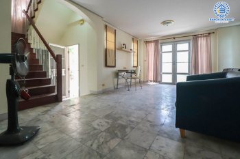 *****บ้านเดี่ยวมือสอง โครงการ บ้านภาณุ ปิ่นเกล้า-ตลิ่งชัน เนื้อที่ 57.90 ตร.ว. ฟังก์ชัน 3 ห้องนอน 3 ห้องน้ำ ที่จอดรถ 2 คัน บ้านหลังใหญ่ สภาพสสวยงาม ตั้งอยู่ใกล้ทะเลสาบส่วนกลางของหมู่บ้าน การเดินทางสะดวกสบาย เชื่อมต่อถนนกาญจนาภิเษก ใกล้รถไฟฟ้าสายสีน้ำเงิน "สถานีไฟฉาย" และทางด่วน "ศรีรัช"