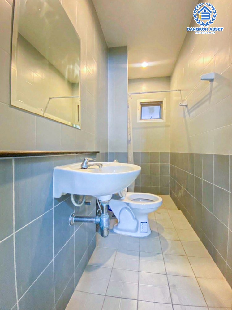 *****ทาวน์เฮ้าส์มือสอง โครงการ เอโทล บาหลีบีช มอเตอร์เวย์-ลาดกระบัง เนื้อที่ 35.20 ตร.ว. ฟังก์ชัน 3 ห้องนอน 2 ห้องน้ำ 2 ที่จอดรถ ภายในสภาพดีเยี่ยม พร้อมเข้าอยู่ บนทำเลเดินทางสะดวก เชื่อมต่อถนนอ่อนนุช-ลาดกระบัง ถนนร่มเกล้า ใกล้ซีคอนสเเควร์ เมกาบางนา และจุดขึ้นมอเตอร์เวย์ลาดกระบัง