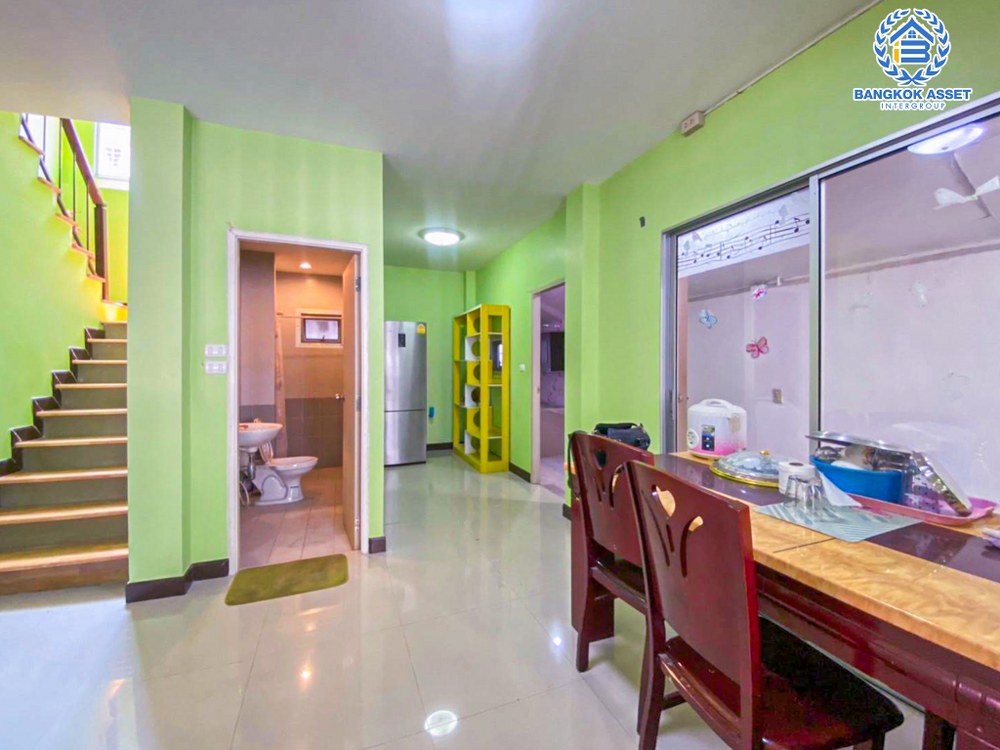 *****ทาวน์เฮ้าส์มือสอง โครงการ เอโทล บาหลีบีช มอเตอร์เวย์-ลาดกระบัง เนื้อที่ 35.20 ตร.ว. ฟังก์ชัน 3 ห้องนอน 2 ห้องน้ำ 2 ที่จอดรถ ภายในสภาพดีเยี่ยม พร้อมเข้าอยู่ บนทำเลเดินทางสะดวก เชื่อมต่อถนนอ่อนนุช-ลาดกระบัง ถนนร่มเกล้า ใกล้ซีคอนสเเควร์ เมกาบางนา และจุดขึ้นมอเตอร์เวย์ลาดกระบัง