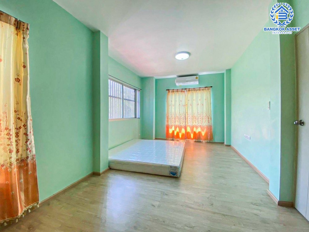 *****ทาวน์เฮ้าส์มือสอง โครงการ เอโทล บาหลีบีช มอเตอร์เวย์-ลาดกระบัง เนื้อที่ 35.20 ตร.ว. ฟังก์ชัน 3 ห้องนอน 2 ห้องน้ำ 2 ที่จอดรถ ภายในสภาพดีเยี่ยม พร้อมเข้าอยู่ บนทำเลเดินทางสะดวก เชื่อมต่อถนนอ่อนนุช-ลาดกระบัง ถนนร่มเกล้า ใกล้ซีคอนสเเควร์ เมกาบางนา และจุดขึ้นมอเตอร์เวย์ลาดกระบัง